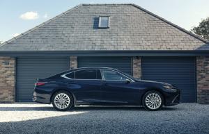 Lexus ES300h with Digital Door Monitors 2020 года  (UK)